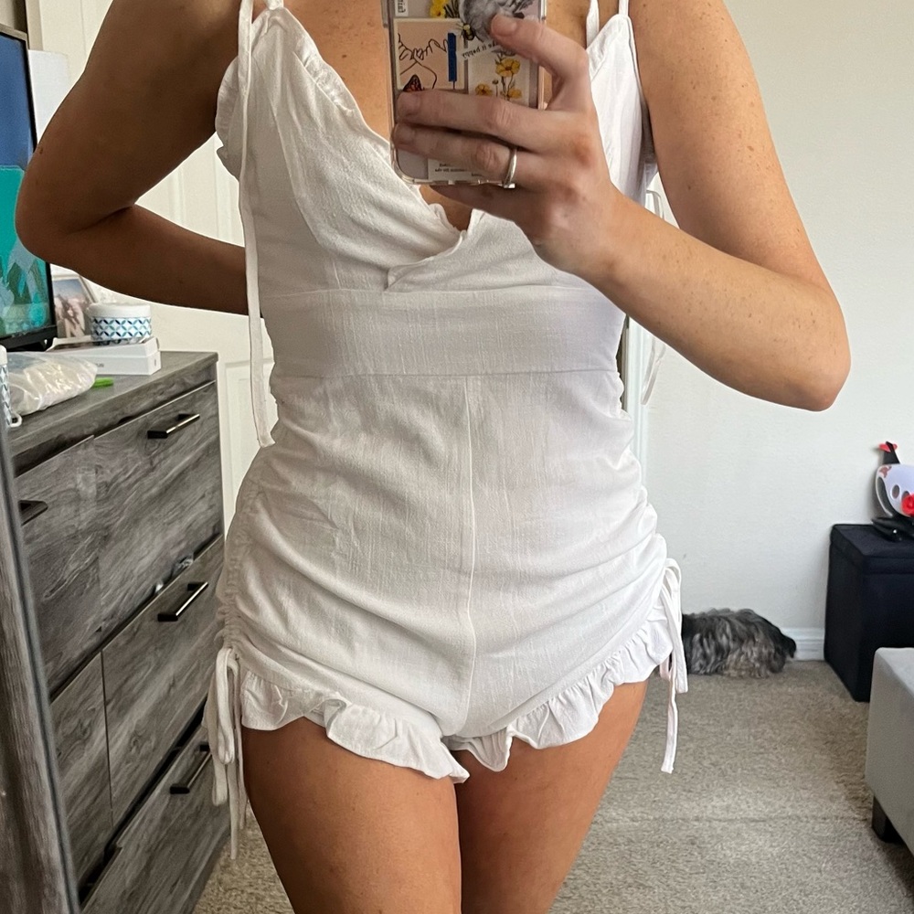 🦋HOST PICK 🦋NWT WHITE LINEN PLAYSUIT 🤍